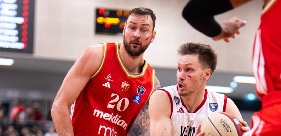 Košarkaši Zvezde uradili veliku stvar: Evo zašto su igrači nosili crveni karmin na obrazu (FOTO GALERIJA)