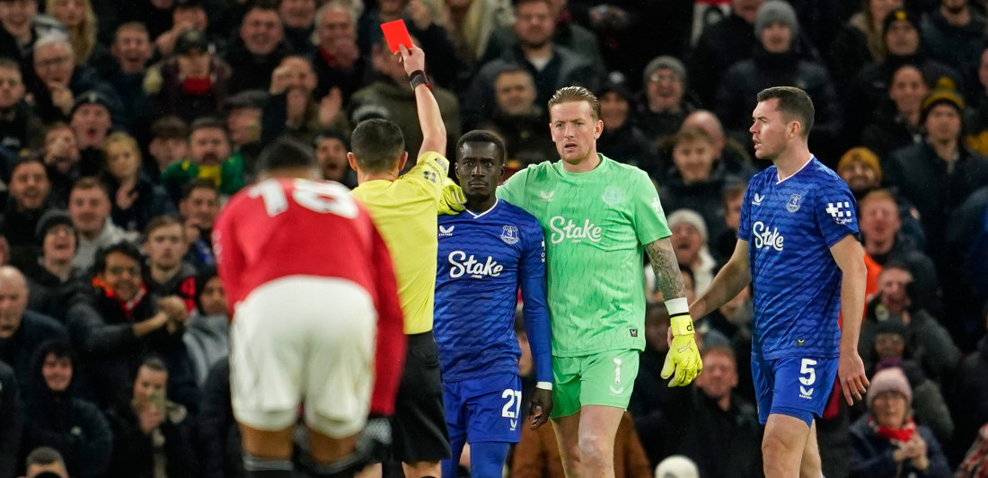 Nezapamćeni skandal! Premijer liga ovo ne pamti: Ošamario saigrača i zaradio crveni?! (VIDEO)