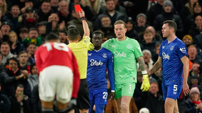 Nezapamćeni skandal! Premijer liga ovo ne pamti: Ošamario saigrača i zaradio crveni?! (VIDEO)