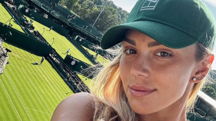 Muškarci uzdišu za seksi Rumunkom: Ova lepotica je nova teniska booomba (FOTO)