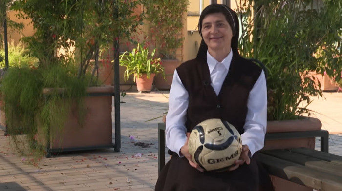 Odrekla se fudbala i okrenula Bogu - Časna sestra reguliše saobraćaj za decu i kaže: Jača sam od Ibrahimovića