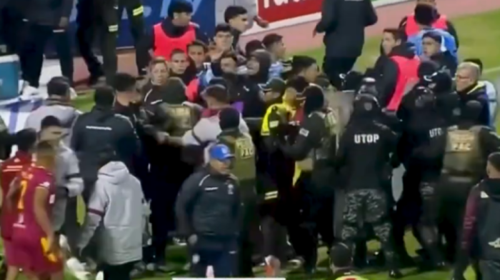 Ovakvu makljažu fudbalera nikad niste videli - Ovi ljudi nisu normalni, tukli se pesnicama, šutirali...