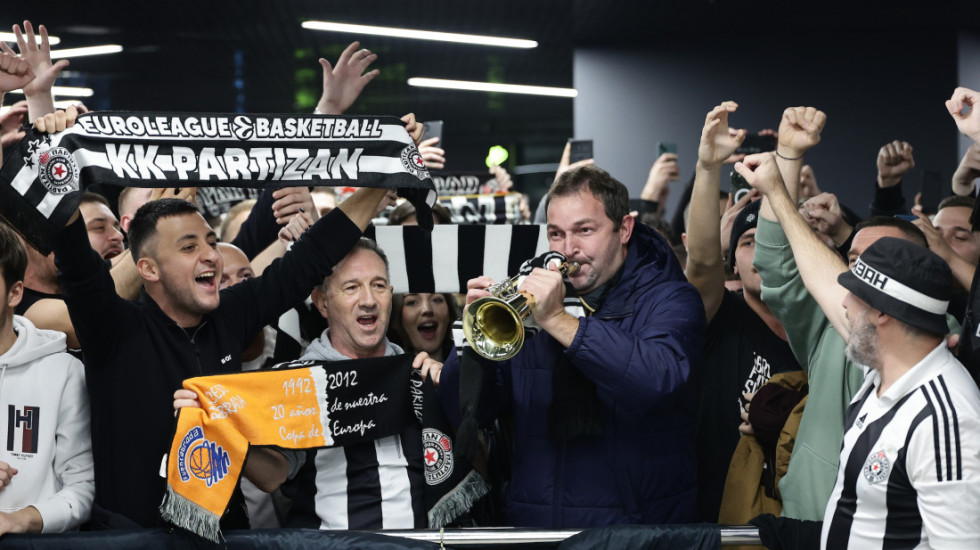 (VIDEO) Navijači Partizana u delirijumu na aerodromu: Trubači i pesma, sve za povratak Žoca