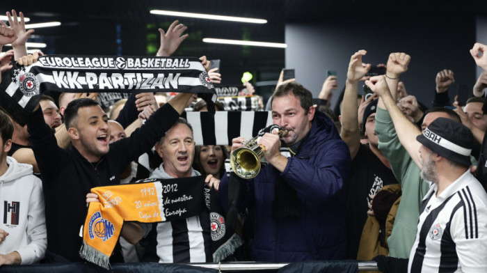 (VIDEO) Navijači Partizana u delirijumu na aerodromu: Trubači i pesma, sve za povratak Žoca