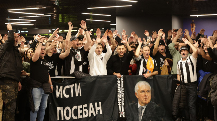 Nekoliko hiljada ljudi prati Željkov let uživo: Obradović kasni, navijači čekaju na aerodromu