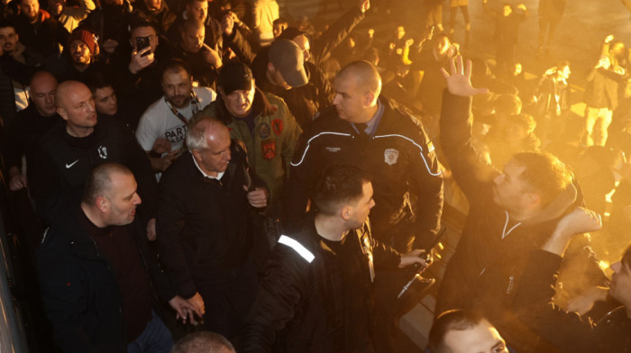 Goreo aerodrom: Navijači Partizana priredili Žocu bakljadu za pamćenje (FOTO GALERIJA)