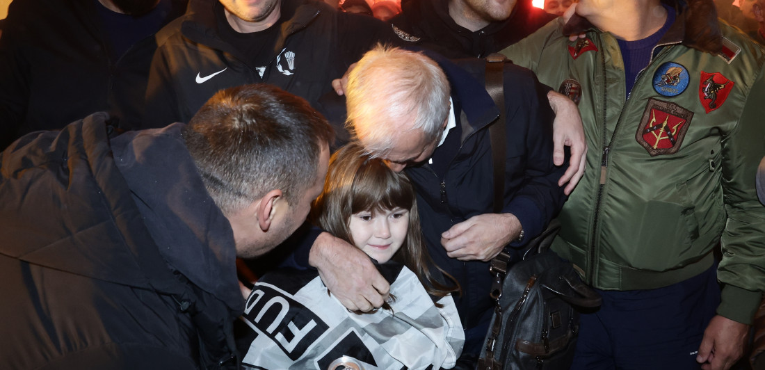 (FOTO/VIDEO) Suza suzu stiže: Žoca na aerodromu dočekala devojčica koju poljubi pred svaki meč
