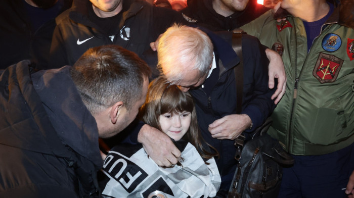 (FOTO/VIDEO) Suza suzu stiže: Žoca na aerodromu dočekala devojčica koju poljubi pred svaki meč