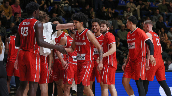 Pogledajte trojku Švajcaraca sa pola terena: Pionir zanemeo, košarkaši Srbije šokirani (VIDEO)