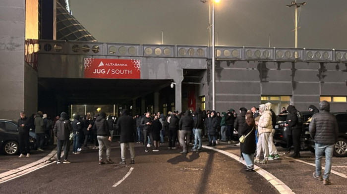 Burno ispred Arene! Navijači Partizana kliču Žocu, stigli i igrači! Evo ko je došao među prvima (VIDEO/FOTO)