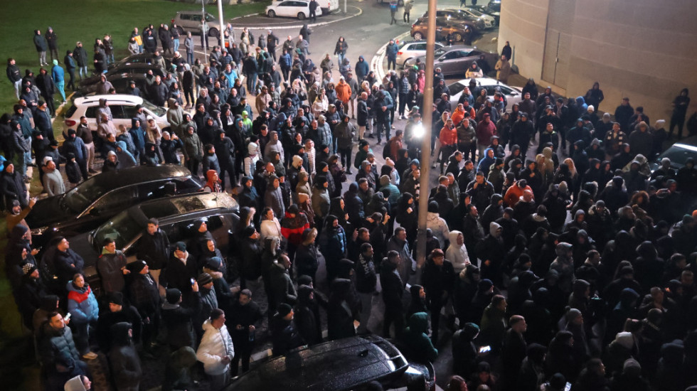 Burno ispred Arene! Navijači Partizana kliču Žocu, stigli i igrači! Evo ko je došao među prvima (VIDEO/FOTO)