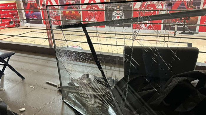 Haos zbog Žoca! Navijači Partizana lome stakla na ulazima Arene! (VIDEO/FOTO)