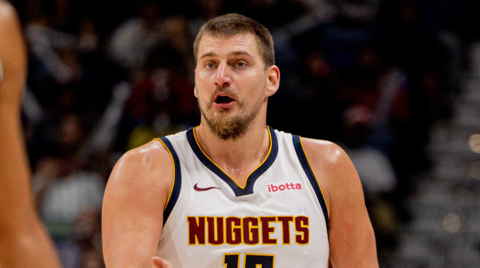 Sudija, gde su ti oči? Nikola nokautiran, dobio lakat u lice (VIDEO)