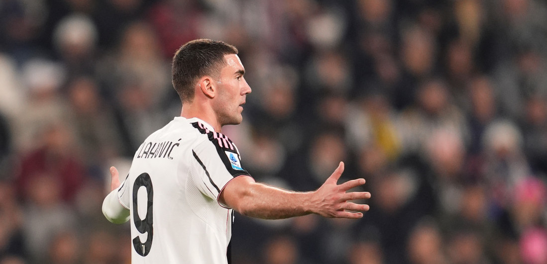 Vlahović na štakama: Prva slika srpskog golgetera posle operacije (FOTO)