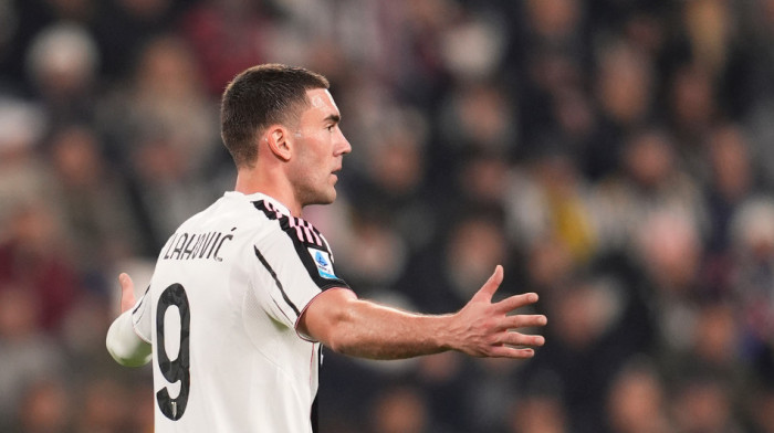 Vlahović na štakama: Prva slika srpskog golgetera posle operacije (FOTO)