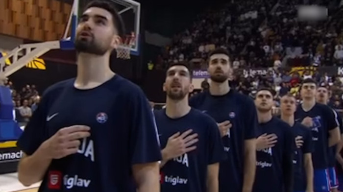 Skandal u Sarajevu: Sramno skandiranje tokom intoniranja srpske himne! (VIDEO)