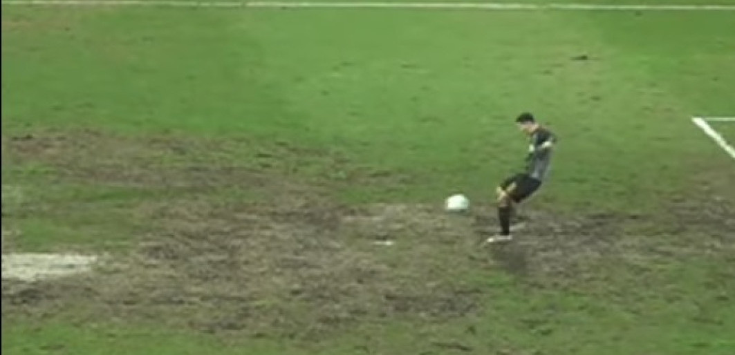 Šta je ovo, ljudi? Ekipa iz Crne Gore primila gol zbog oranice na terenu (VIDEO)