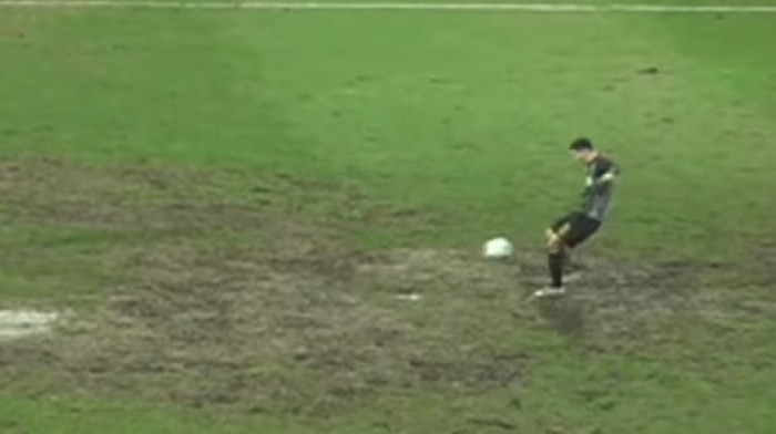 Šta je ovo, ljudi? Ekipa iz Crne Gore primila gol zbog oranice na terenu (VIDEO)