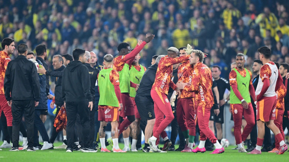 Džumbus u Turskoj! Sevalo na zagrevanju pred derbi: Igrači Fenera i Galate pod visokim naponom