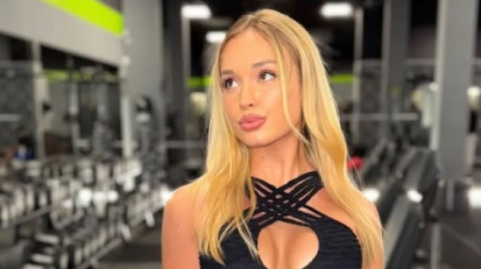 Bujne grudi, guza puca: Ljudi, šta je ovo? Sve gori zbog praunuke legende fudbala (FOTO)