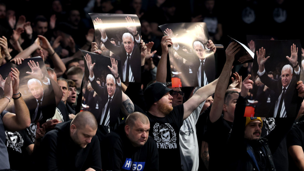 Neverovatne scene: Biznismen napustio Partizan zbog Žoca, pa delio majice sa njegovim likom u Areni
