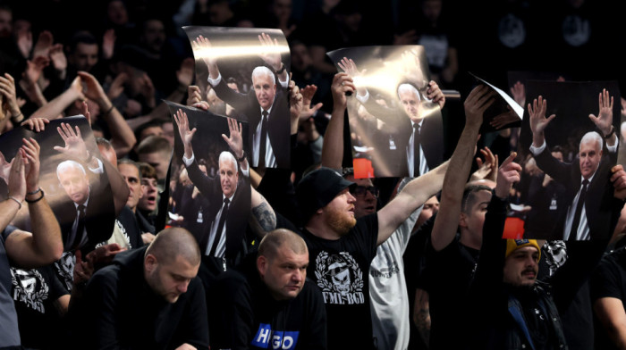 Neverovatne scene: Biznismen napustio Partizan zbog Žoca, pa delio majice sa njegovim likom u Areni