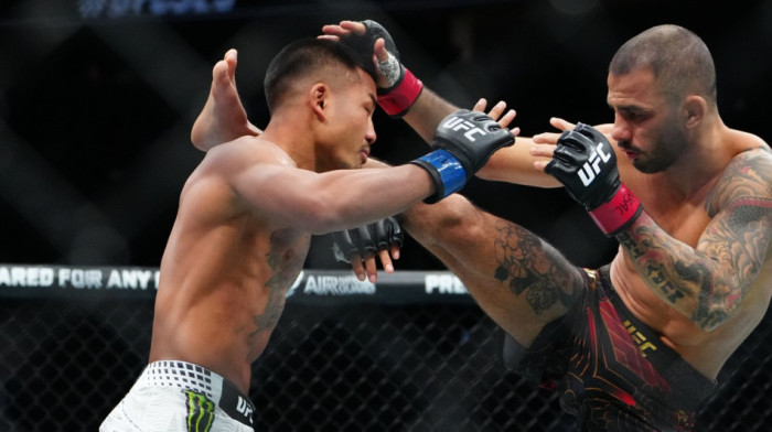 Šok, pao i polomio ruku - Ovo niko nije očekivao u borbi za pojas (VIDEO)