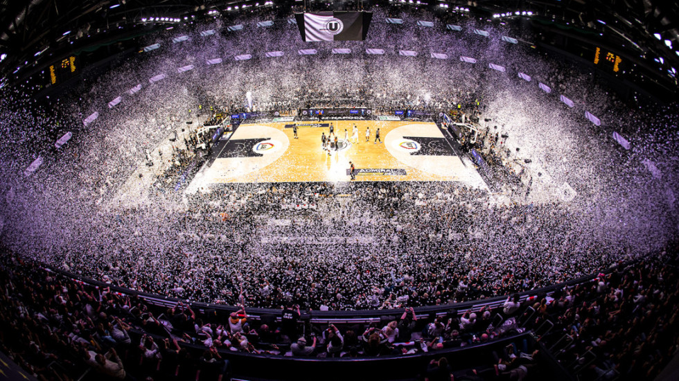 Doček za pamćenje: Navijači Kluža priredili spektakl Partizanu (VIDEO)