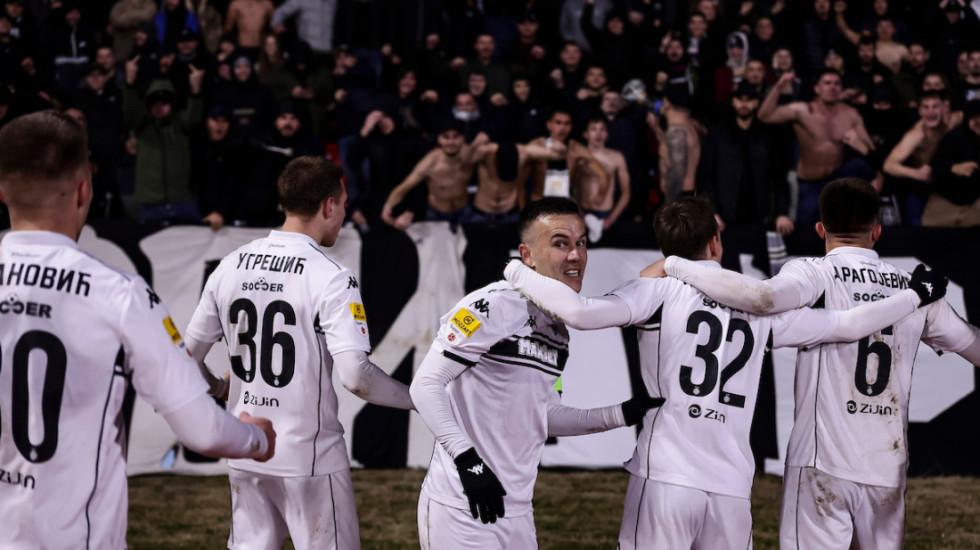 Reakcije navijača Partizana, "grobari" u transu posle povratka na vrh