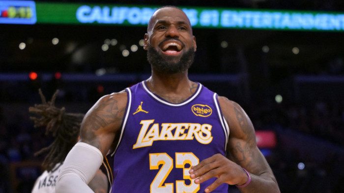 Monstruozno zakucavanje Lebrona: Ljudi, ovaj čovek ima 40 godina (VIDEO)