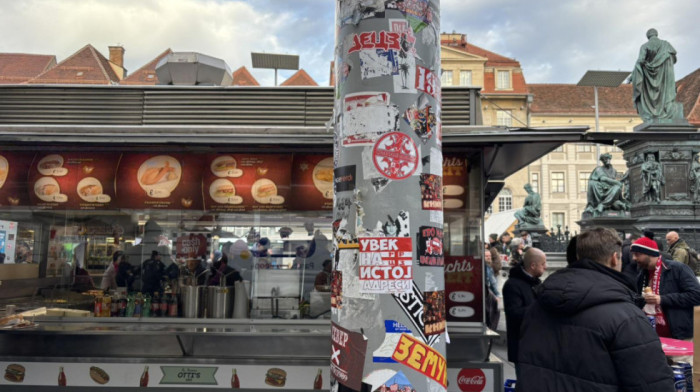 Navijači Zvezde okupirali centar grada: Dobro poznate nalepnice i sjajna atmosfera u Gracu (FOTO/VIDEO)