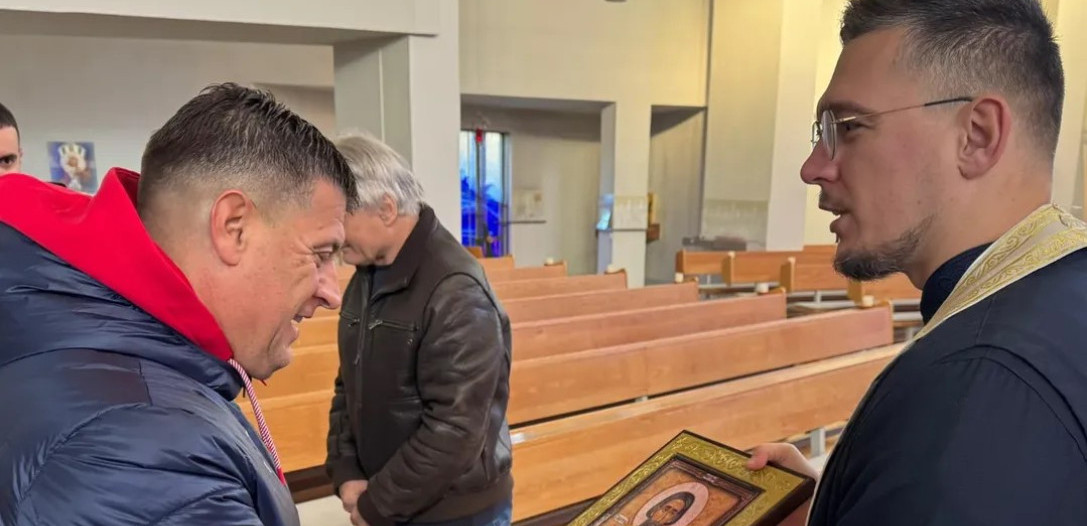 Zvezdina delegacija dobila blagoslov pred Šturm: Milojeviću ikona na poklon (FOTO)