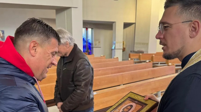 Zvezdina delegacija dobila blagoslov pred Šturm: Milojeviću ikona na poklon (FOTO)