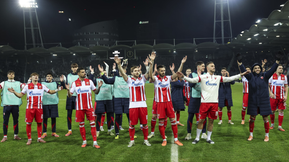 Ludnica u Gracu: Fudbaleri Zvezde sa navijačima slave pobedu (VIDEO)