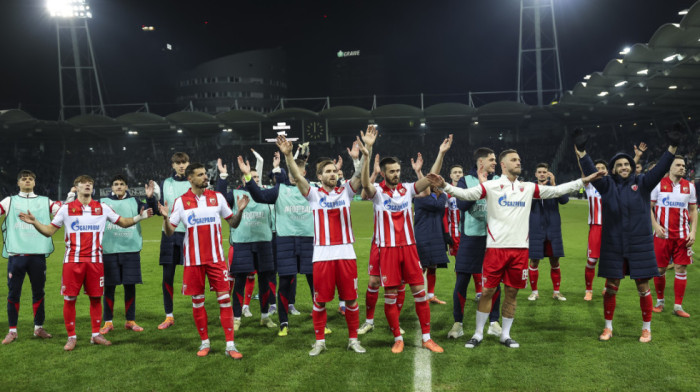 Ludnica u Gracu: Fudbaleri Zvezde sa navijačima slave pobedu (VIDEO)