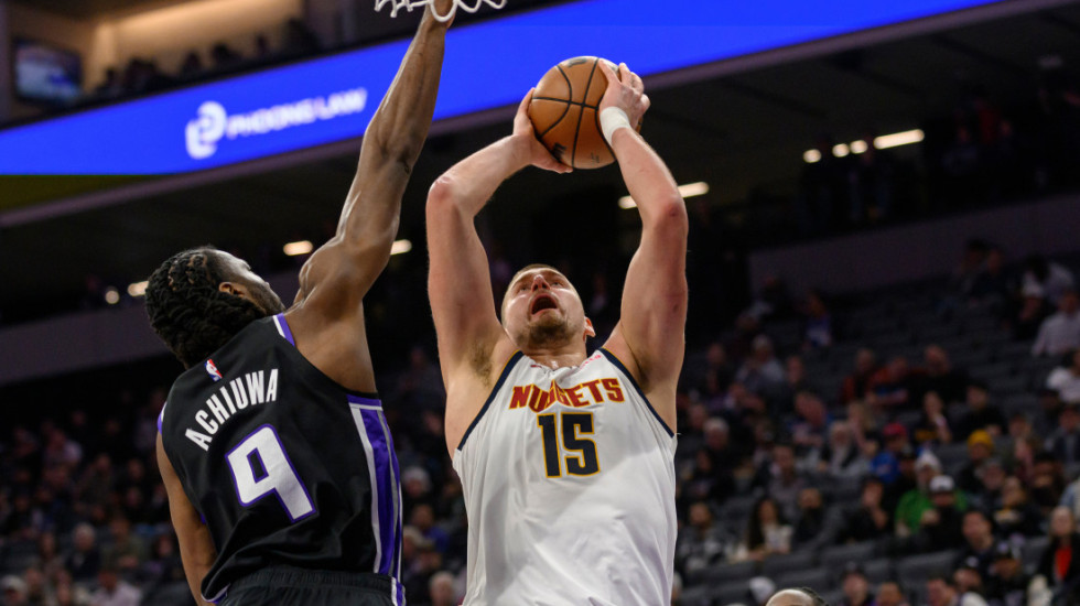 (VIDEO) Legendarni srpski košarkaš grlio Jokića pred utakmicu u Sakramentu