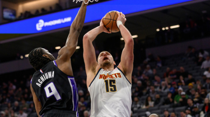 (VIDEO) Legendarni srpski košarkaš grlio Jokića pred utakmicu u Sakramentu