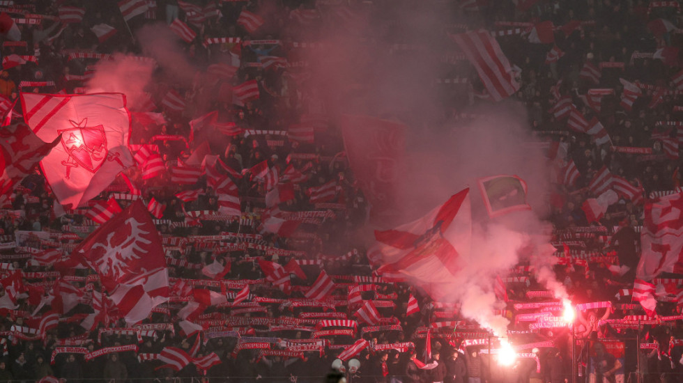 Zvezdini navijači podigli temperaturu pred derbi: Nebo gorelo iznad Arene (VIDEO)