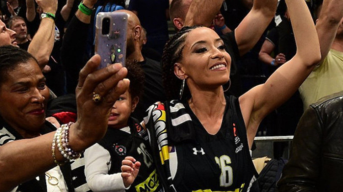 Lesorova žena uz Željka Obradovića prati večiti derbi iz prvih redova: Ovo su svi primetili (VIDEO)