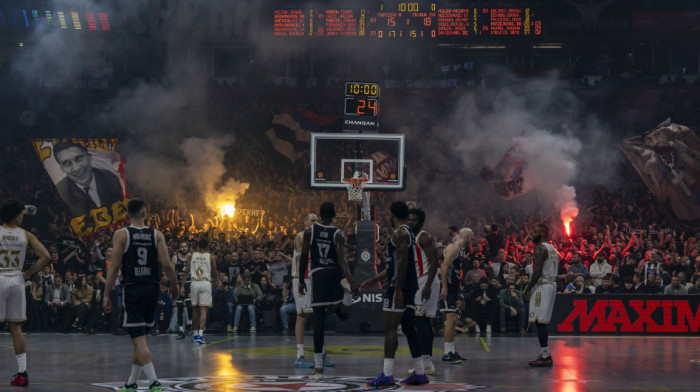 Haos u Areni posle večitog derbija: Sevale baklje i topovski udari, vatrogasci morali da reaguju (VIDEO)