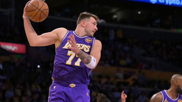 Dončić i Lebron rešili dramu protiv Sansa, Kari džebe ubacio 48 poena (VIDEO)