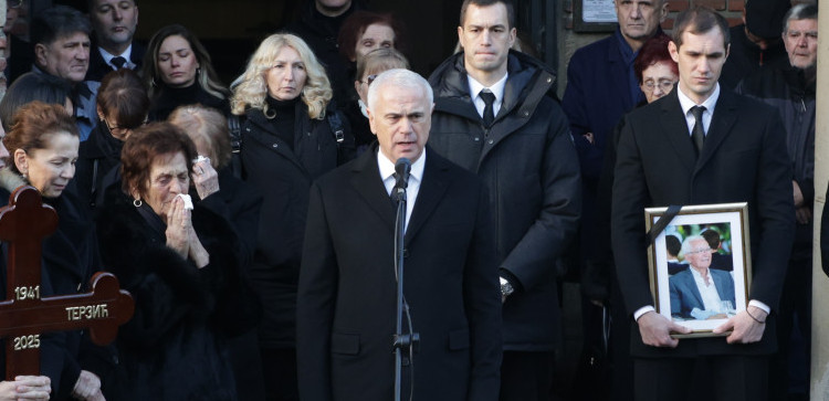 Zvezdan Terzić skrhan bolom zbog smrti oca: Održao emotivni govor na sahrani, pa zaplakao (FOTO/VIDEO)