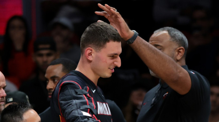 Katastrofa - Muk u dvorani, Jović krenuo da zakuca, pa pao kao pokošen (VIDEO)