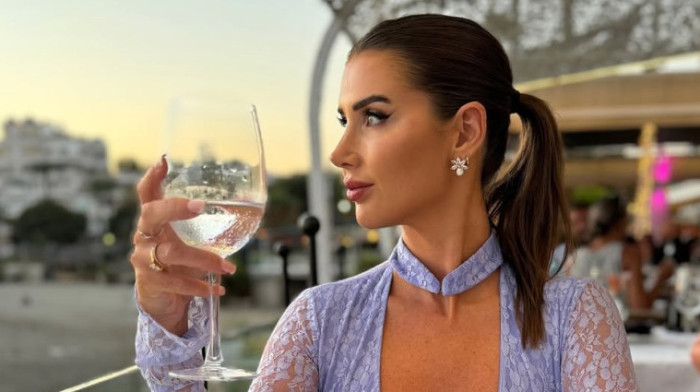 Majko mila, voditeljka skoro gola izašla u provod - Neće vam biti dobro kad je vidite (FOTO)