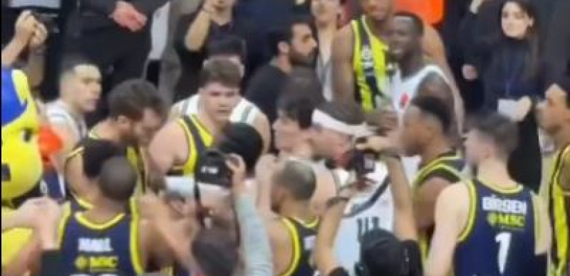 (VIDEO) Umalo izbila opšta tuča: Košarkaš Fenera nasrnuo na protivnika, nastao haos na meču Evrolige