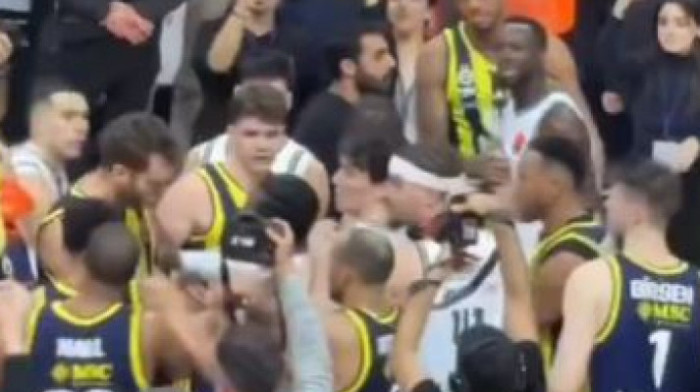 (FOTO) Umalo izbila opšta tuča: Košarkaš Fenera nasrnuo na protivnika, nastao haos na meču Evrolige