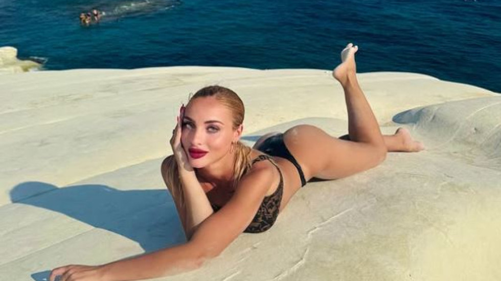 Tanja u čipkastim čarapama! Nije to ništa! Voditeljka u raznim pozama: sevaju minići, tanga kupaći... (FOTO)