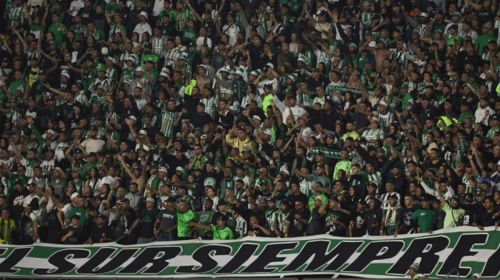 Haos nakon finala Kupa: Nastala opšta tuča na terenu, huligani potezali noževe (VIDEO)