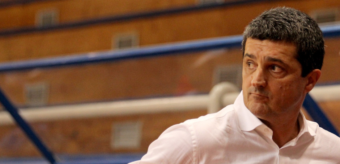 Tvorac jake crveno-bele škole preuzima seniore