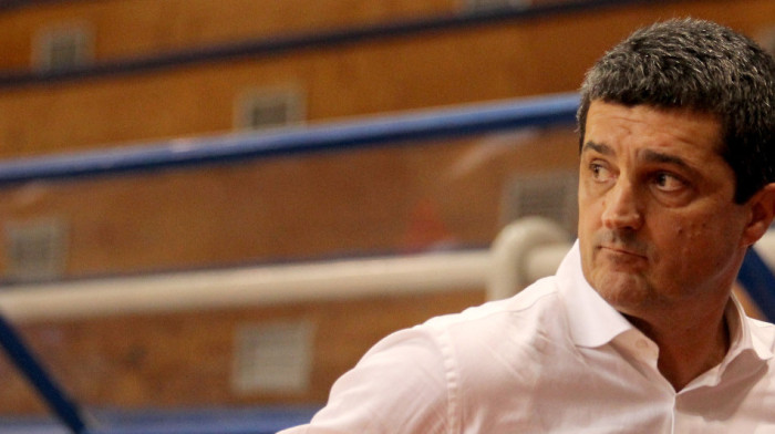 Tvorac jake crveno-bele škole preuzima seniore